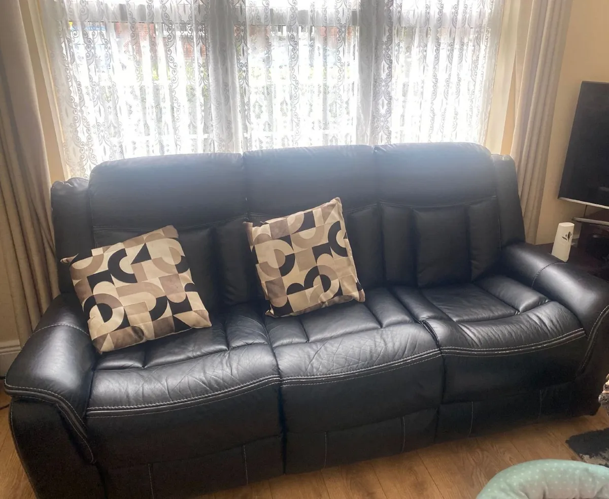 3 Seat Leather Recyliner (Black ) - Image 2