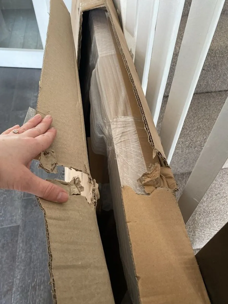 Oak dining table - 8 seater - Image 3