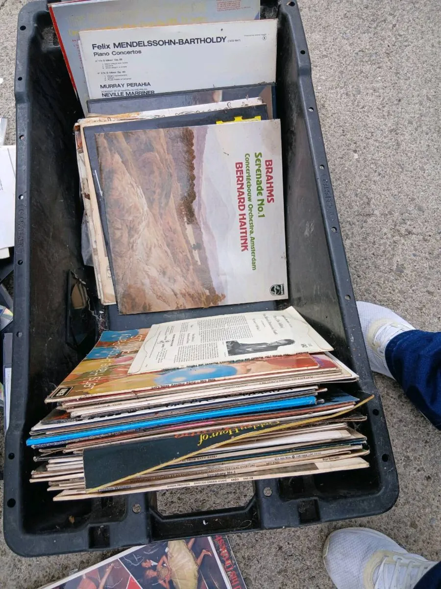 Old record player - Image 1