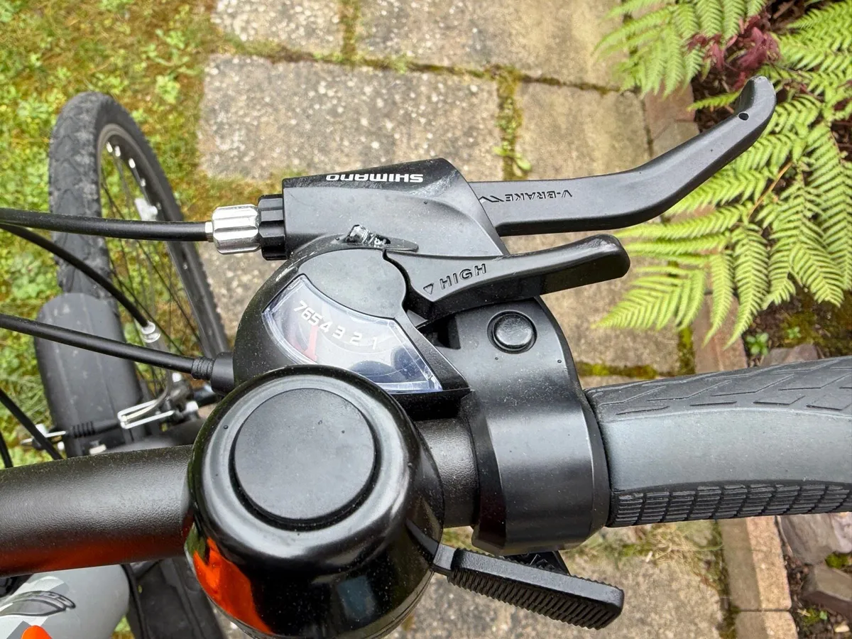 Halfords Hybrid bike - Image 3