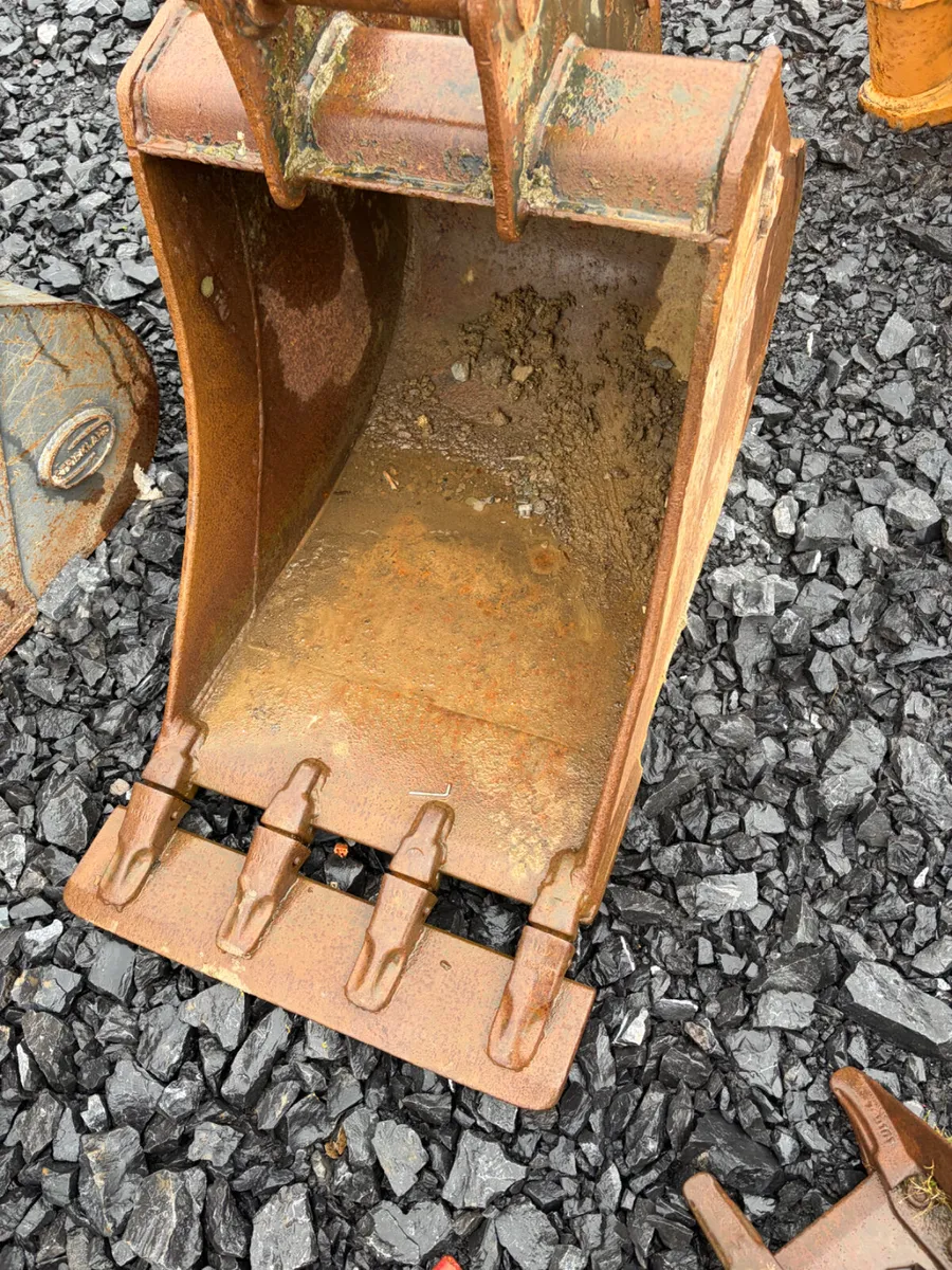 2ft digging bucket with teeth 45mm pins - Image 1