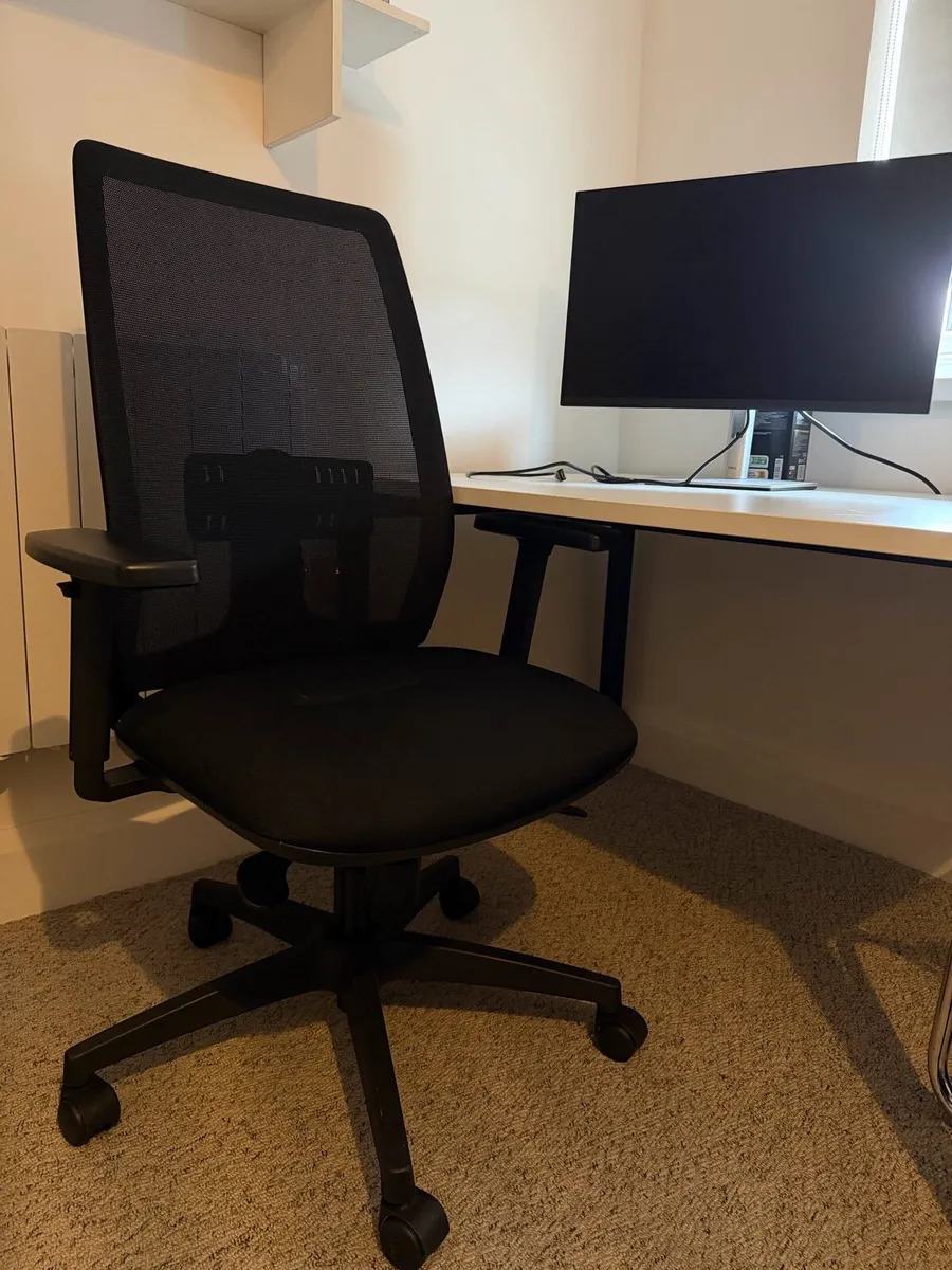 Office/school chair and desk - Image 1
