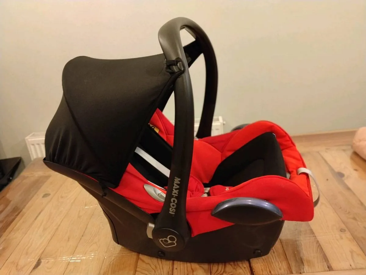 Red maxi Cosi car seat - Image 3