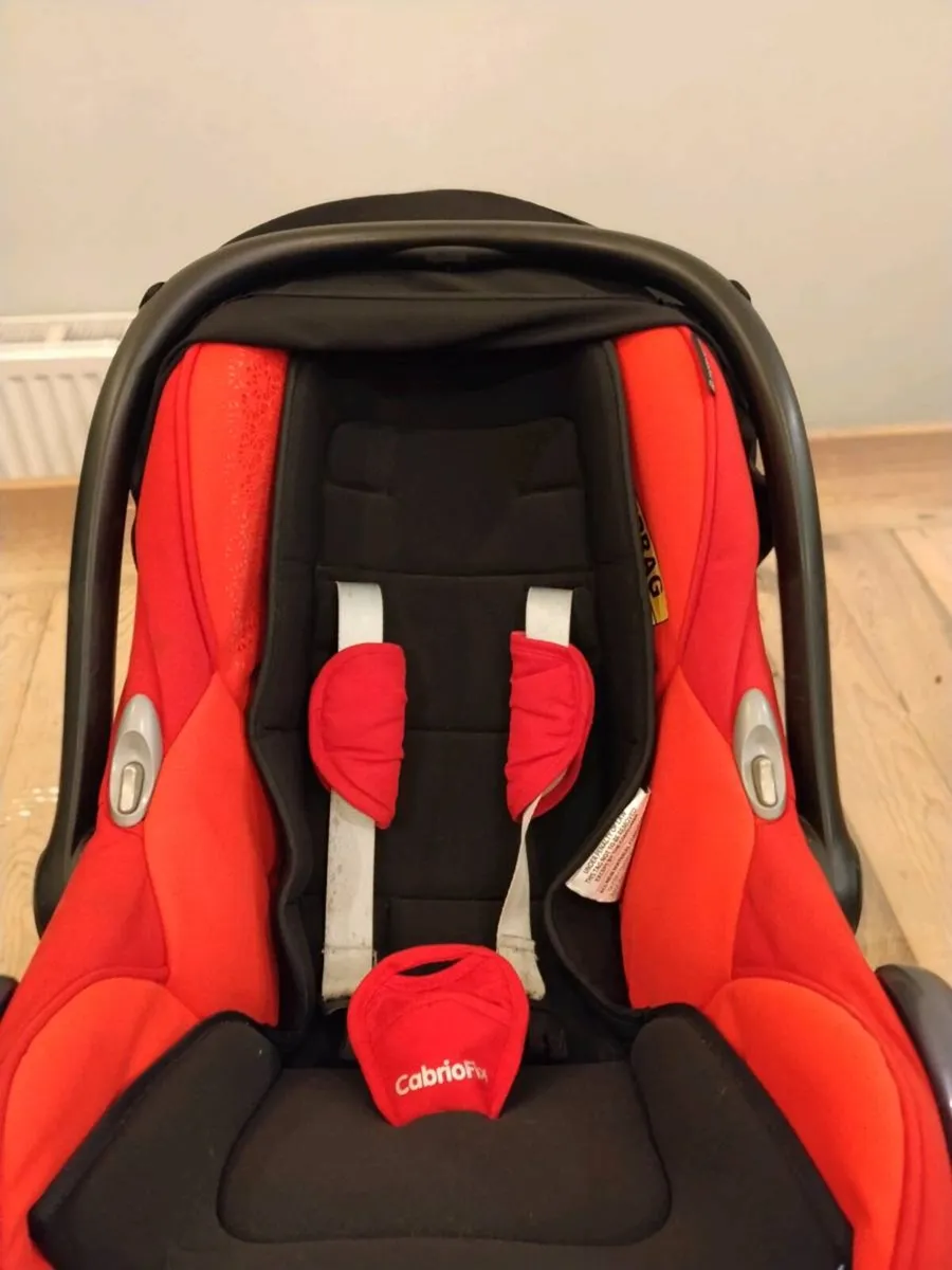 Red maxi Cosi car seat - Image 4