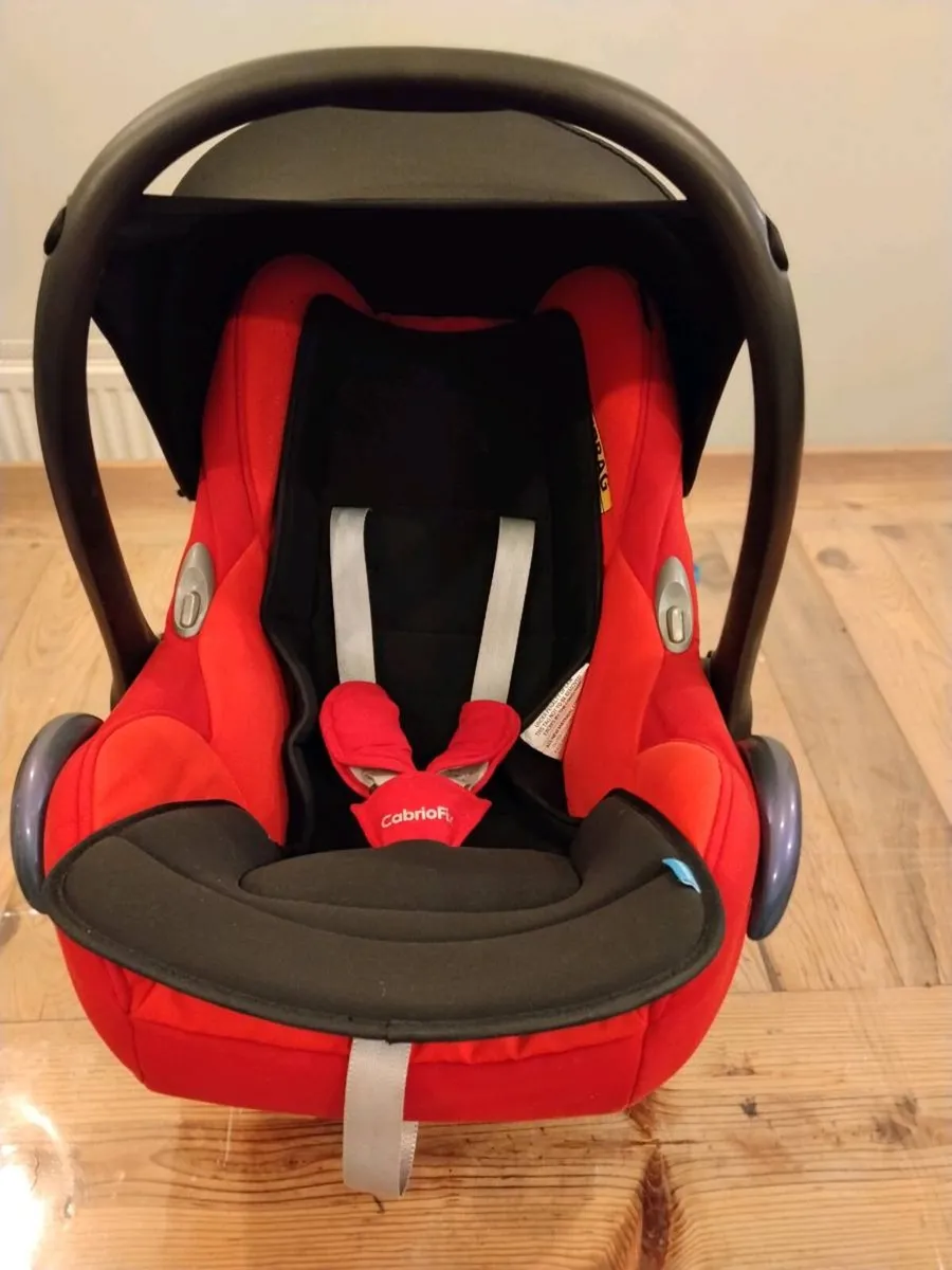 Red maxi Cosi car seat - Image 1