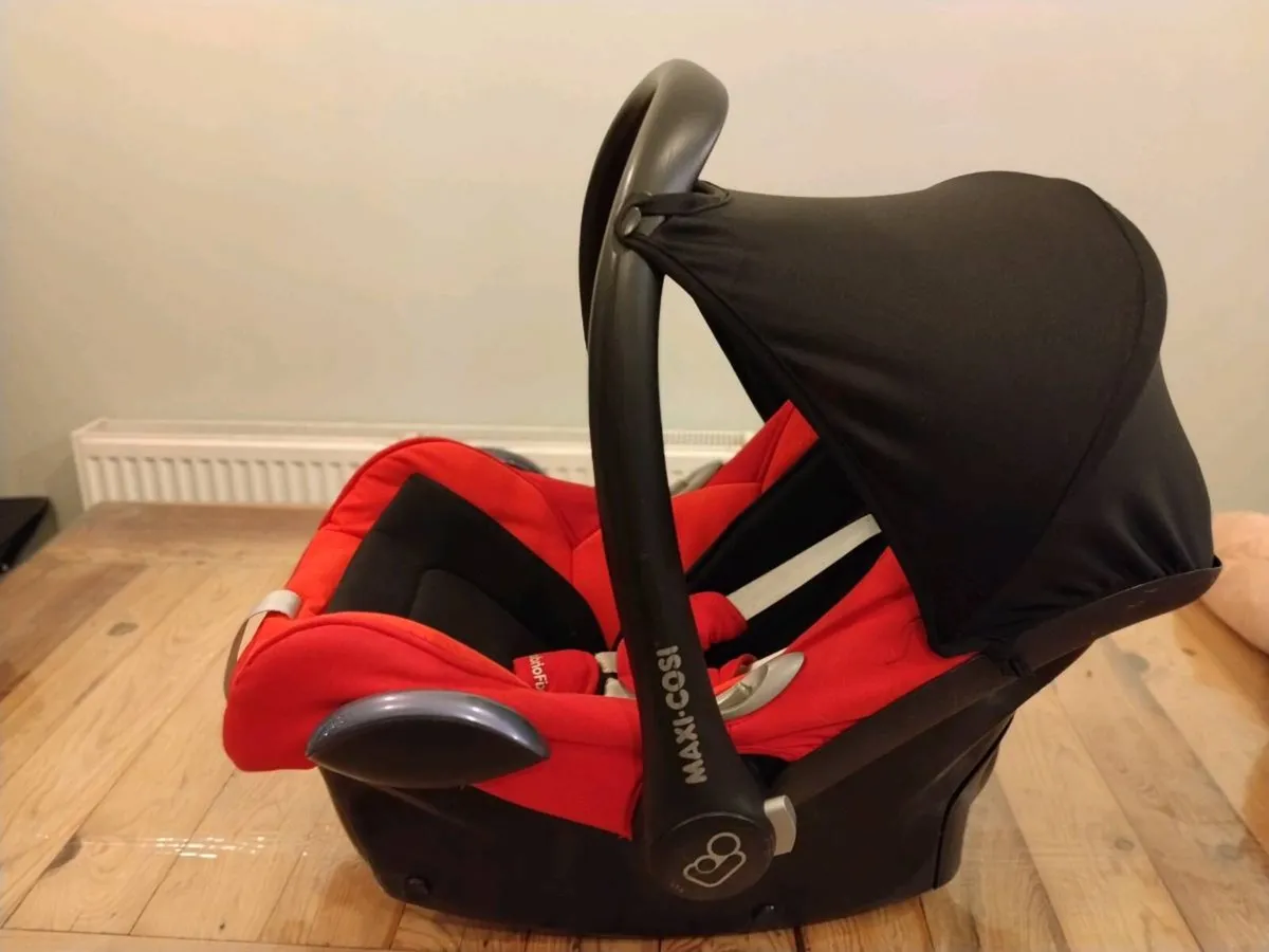 Red maxi Cosi car seat - Image 2