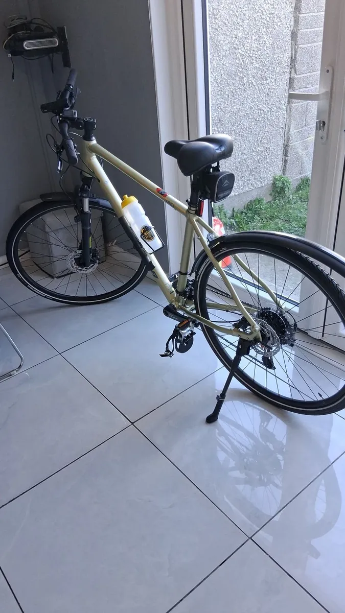 Hybrid mountain bike - Image 1