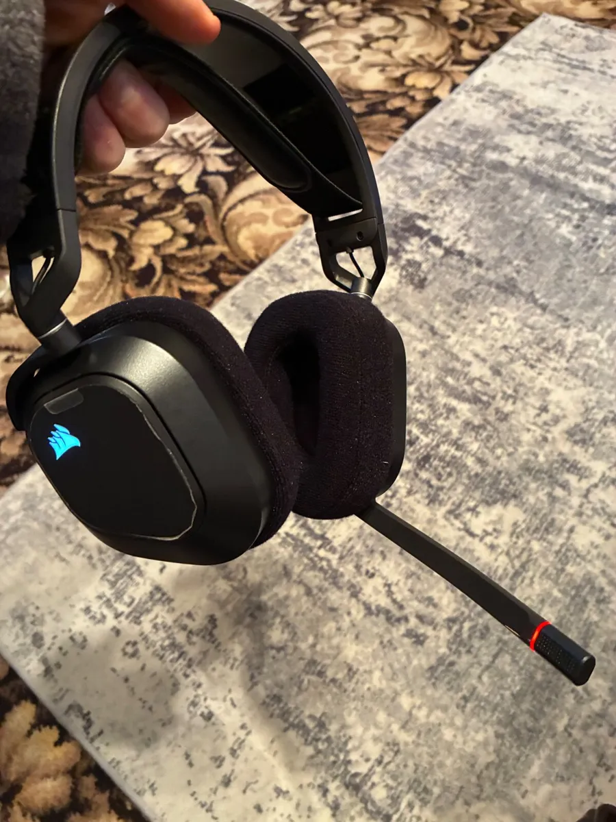 Corsair HS80 Max Gaming Headset - Image 1