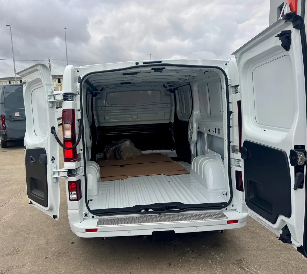 170 Trafic auto with 2 side loading doors - Image 2