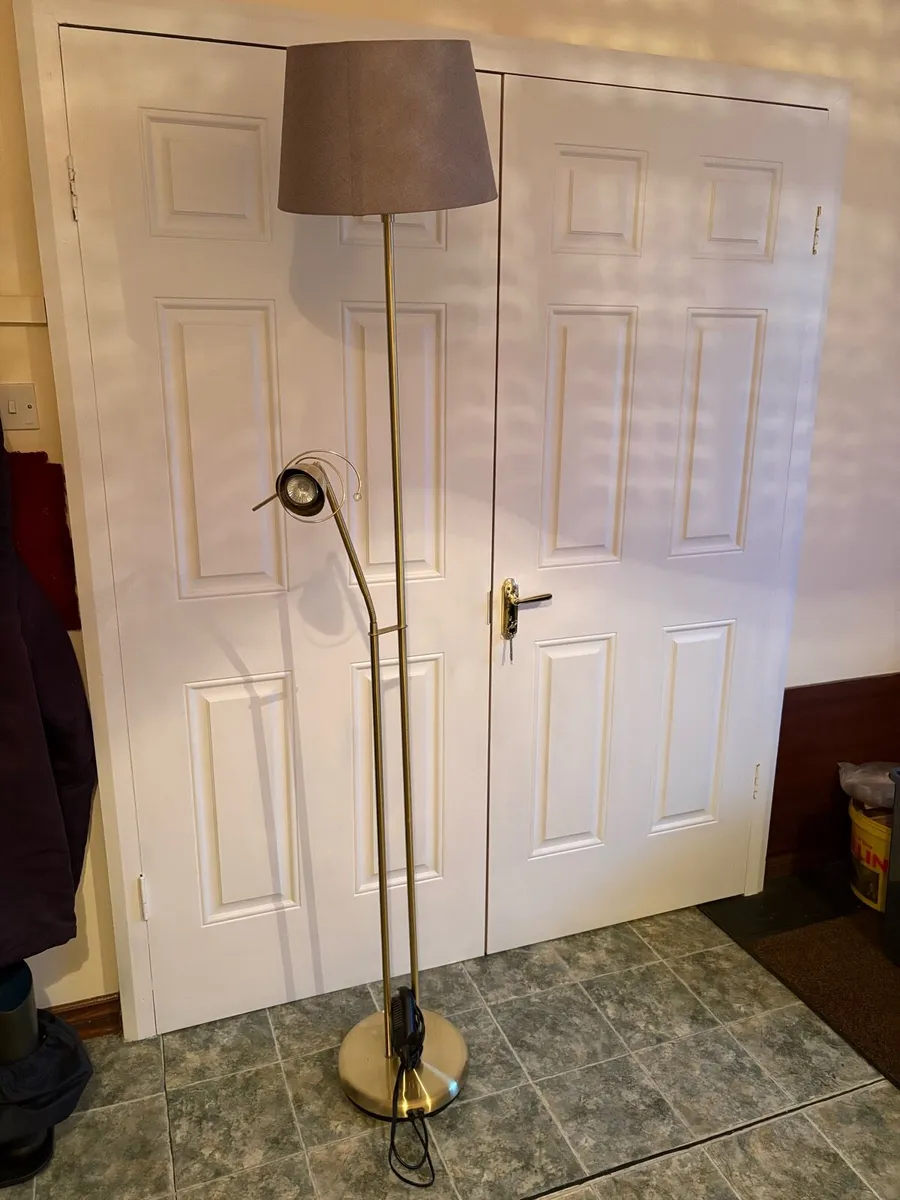 Corner lampshade with reading spot light - Image 2