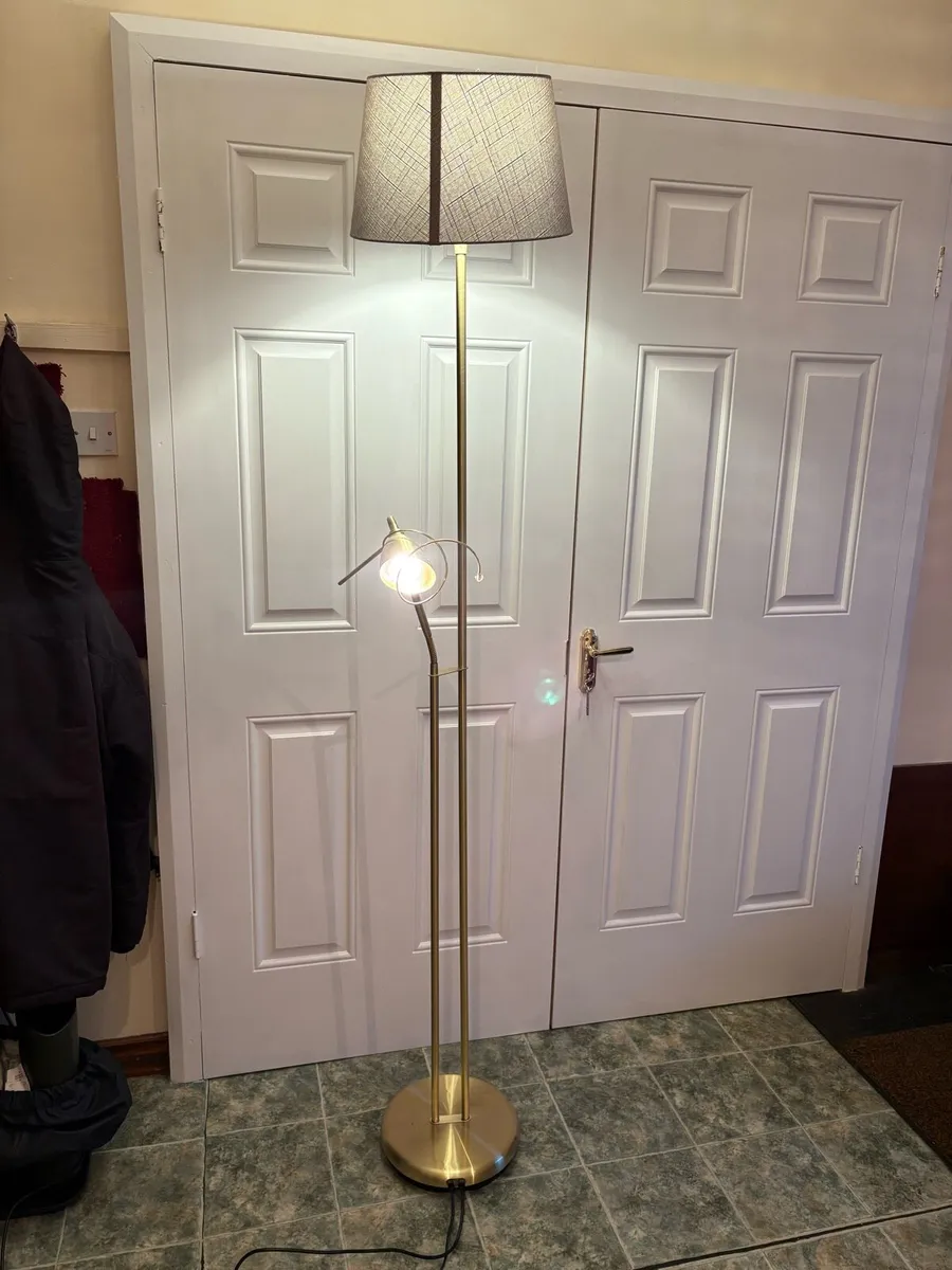 Corner lampshade with reading spot light - Image 1