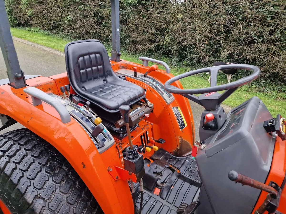 Kubota ST30 Compact Tractor with Loader - Image 4