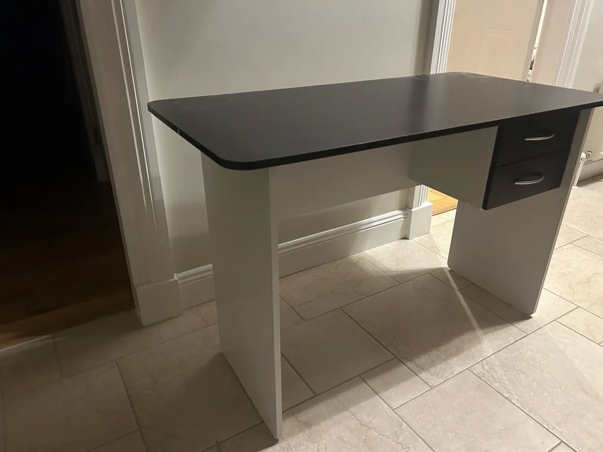 Desk with two drawers - Image 1
