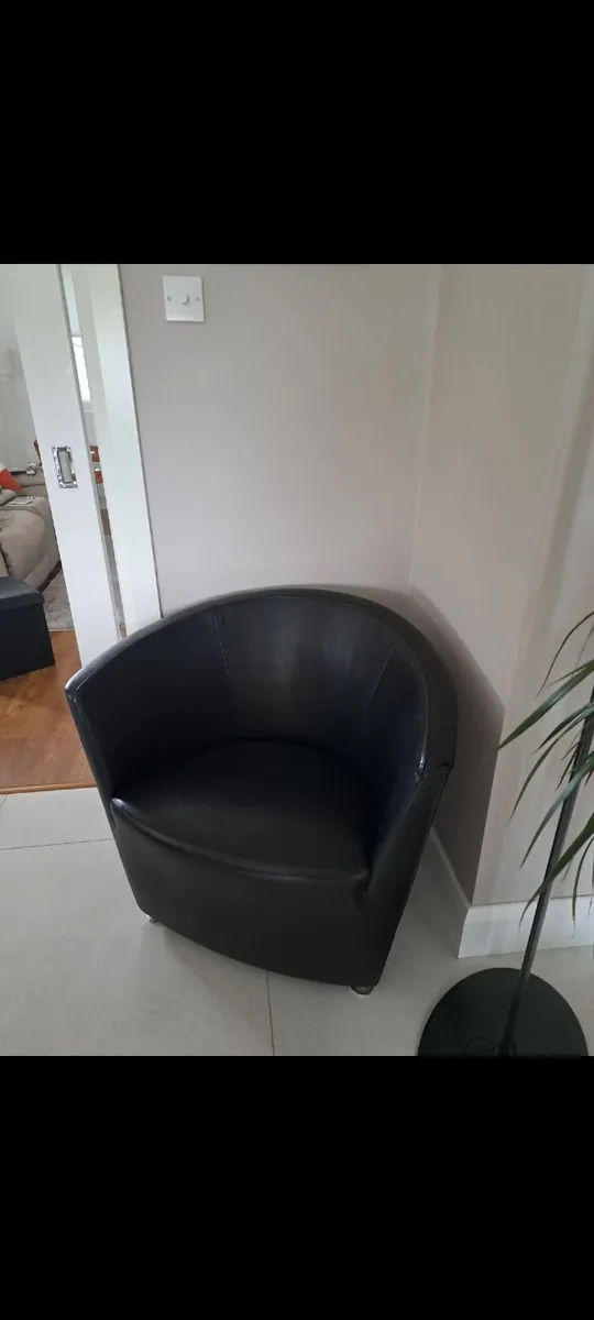 2 genuine leather black  tub chairs  perfect cond - Image 2
