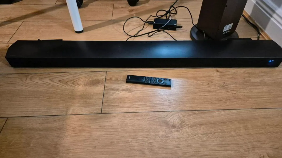 Samsung Soundbar with remote - Image 1