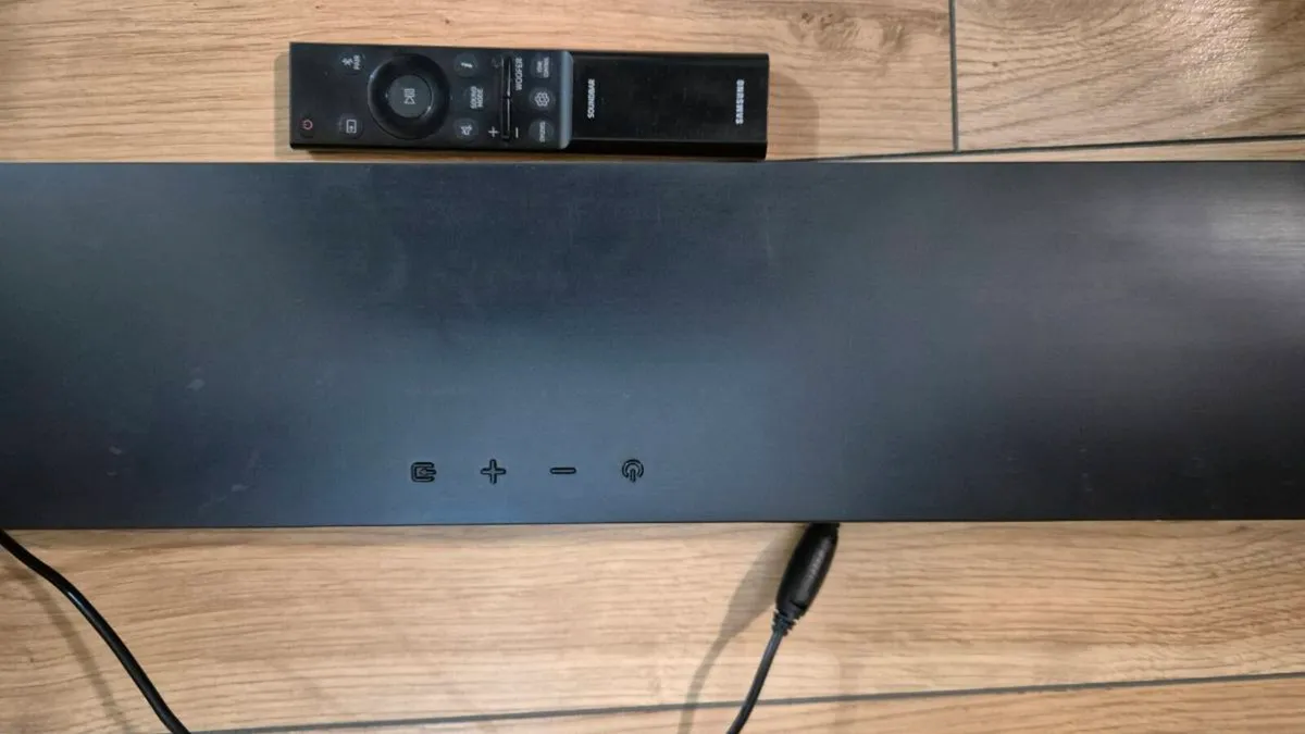 Samsung Soundbar with remote - Image 2