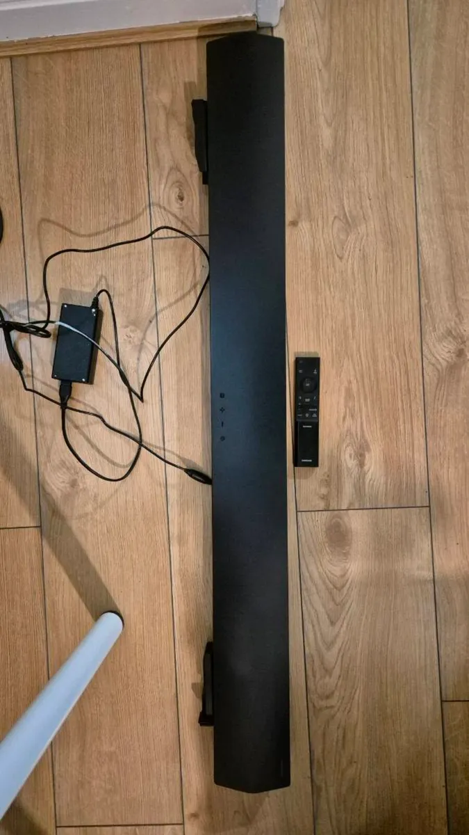 Samsung Soundbar with remote - Image 3