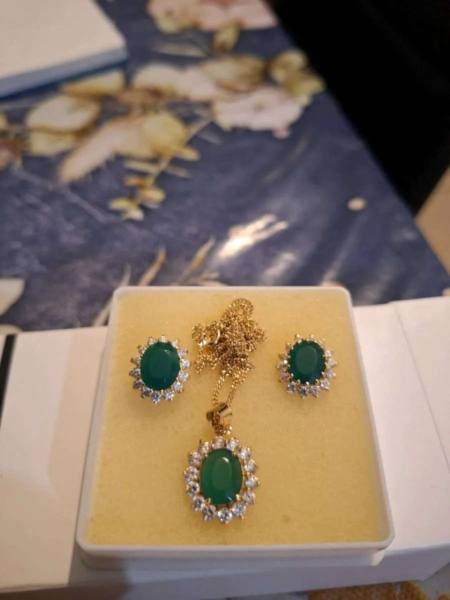 18 ct gold chain and earrings - Image 1