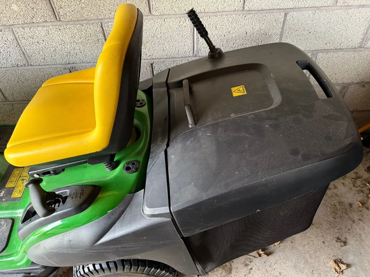 JOHN DEERE X166R Lawnmower - Image 1