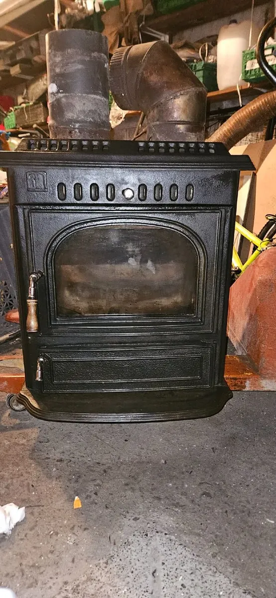 Stove with fireplace hearth - Image 1