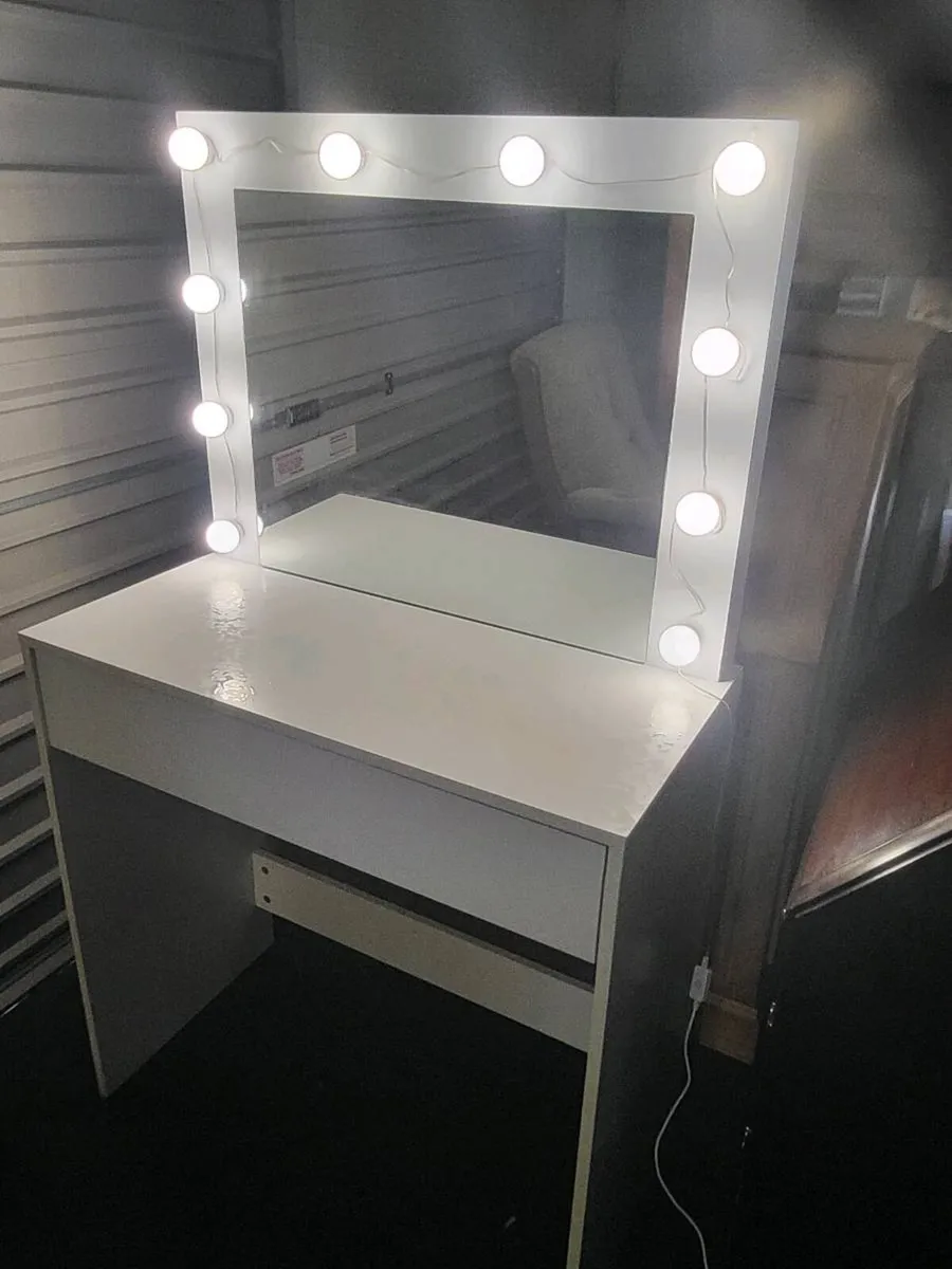 A lovely light up dressing table in excellent cond - Image 1