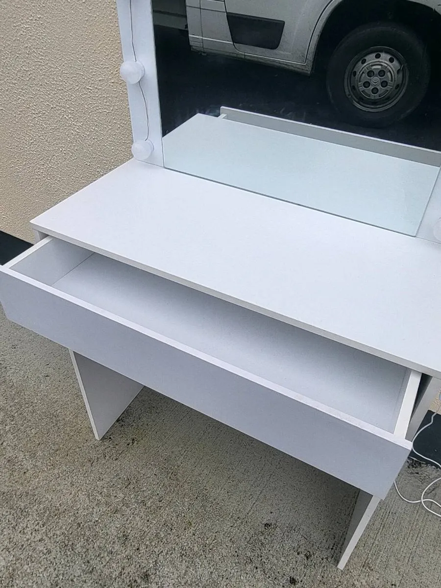 A lovely light up dressing table in excellent cond - Image 3