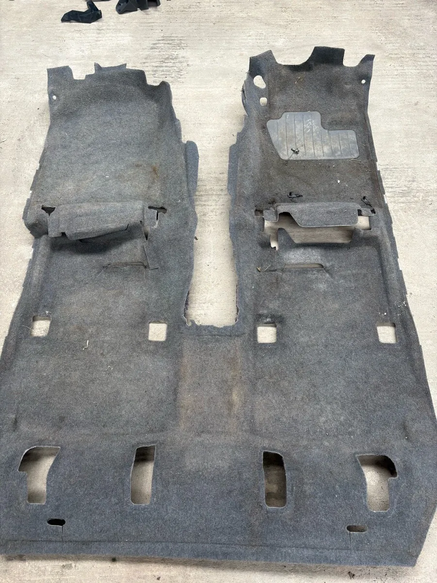 Toyota landcruiser rear seats kit 2014 to 2023 - Image 2