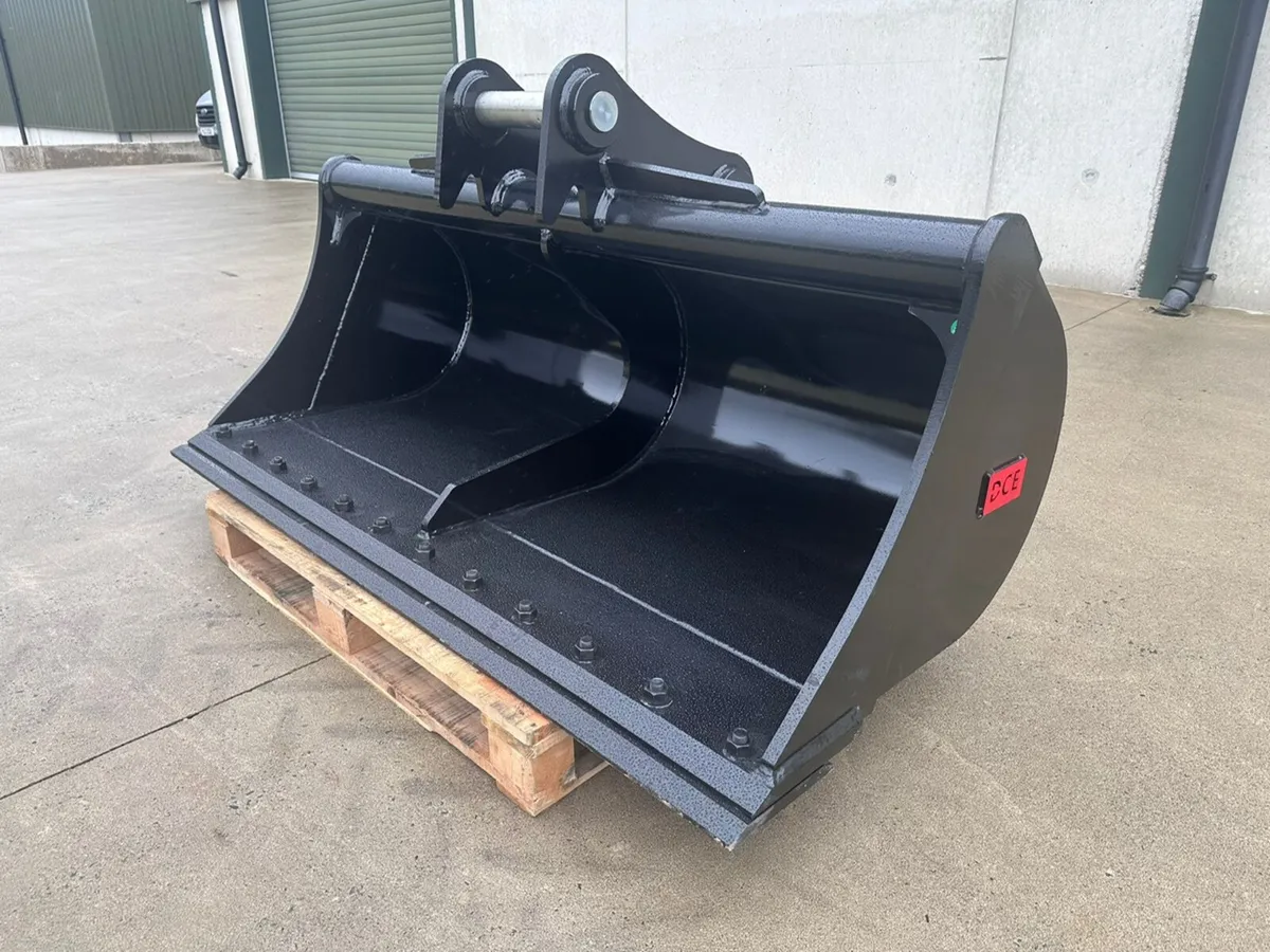 New DCE 13 Ton 72" Grading Bucket, 65mm Pins - Image 1