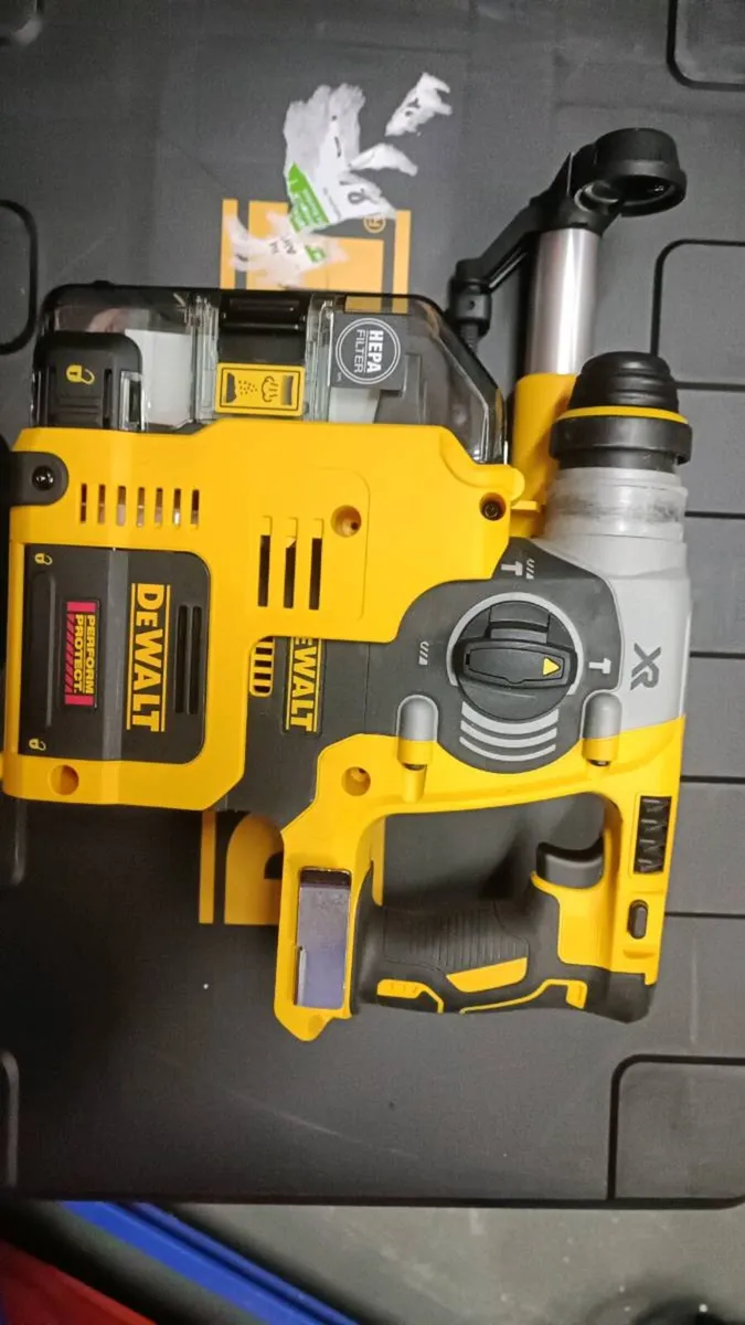 DeWalt dch. 273 SDS drill+ vacuum.