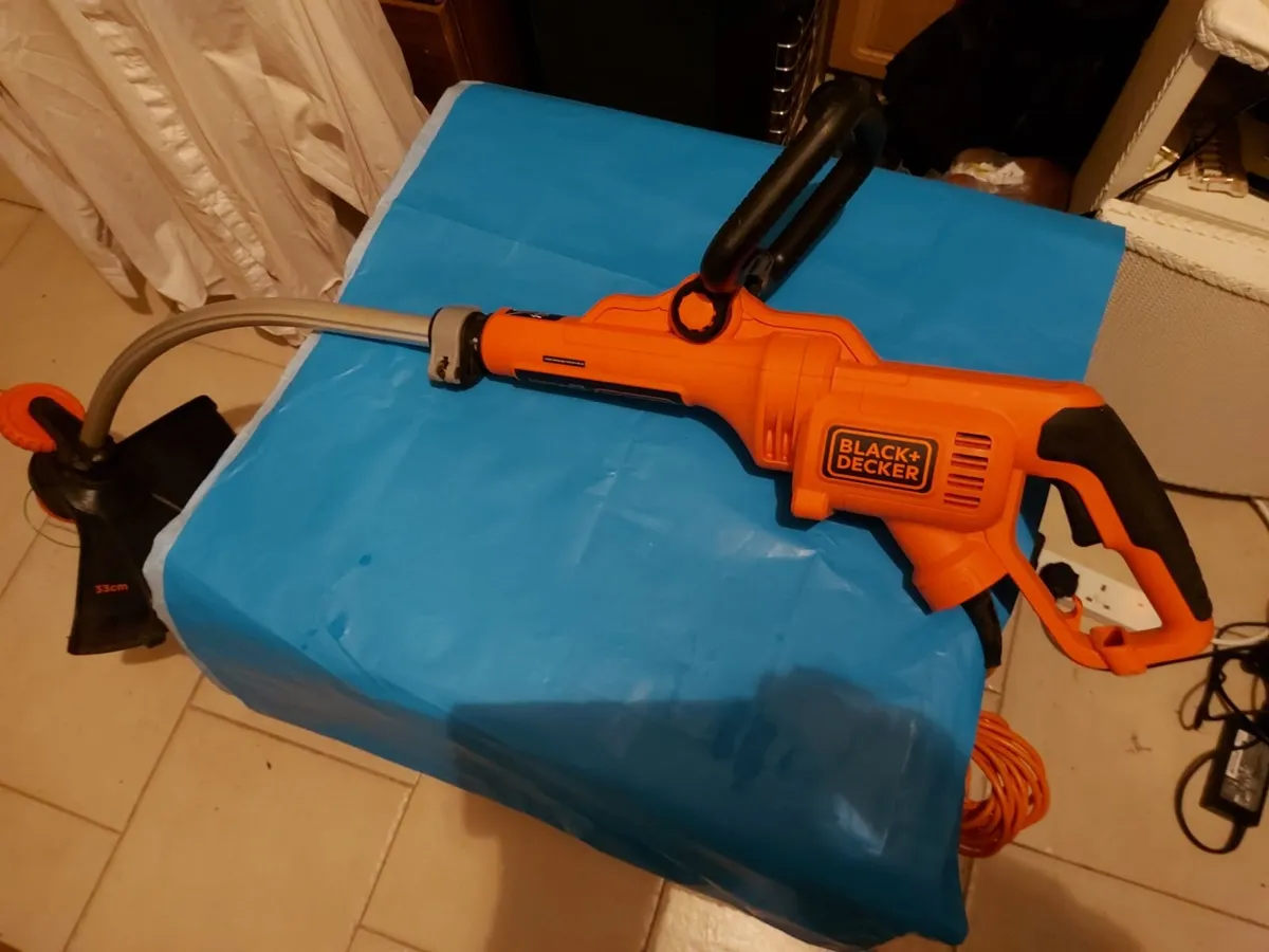 Black+Decker 33 cm 700W Grass Trimmer Strimmer - Image 2