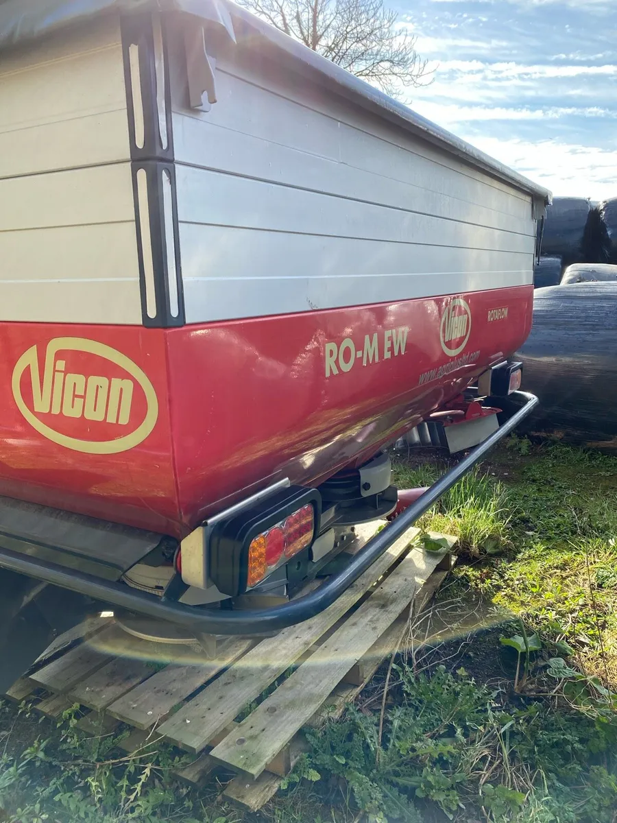 Vicon isobus fertiliser spreader - Image 2