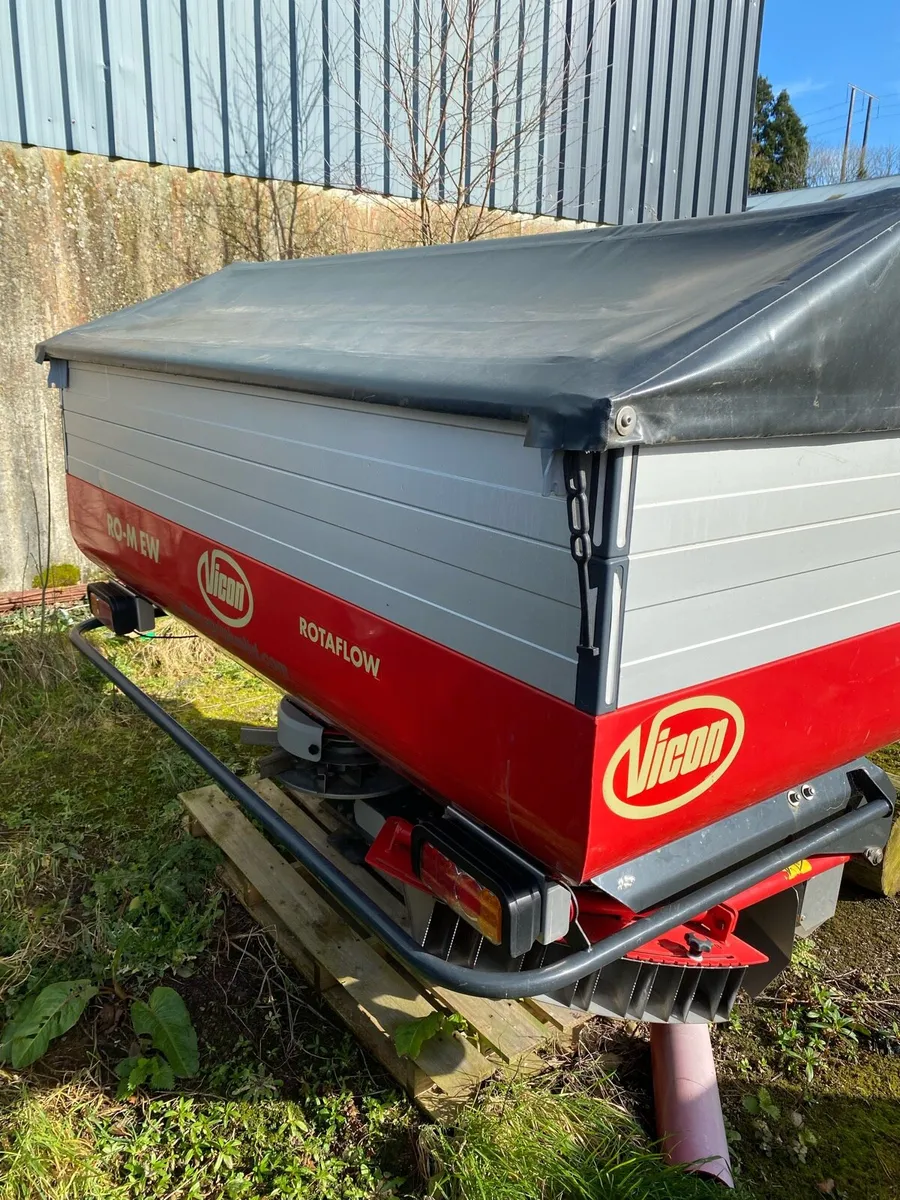 Vicon isobus fertiliser spreader - Image 1