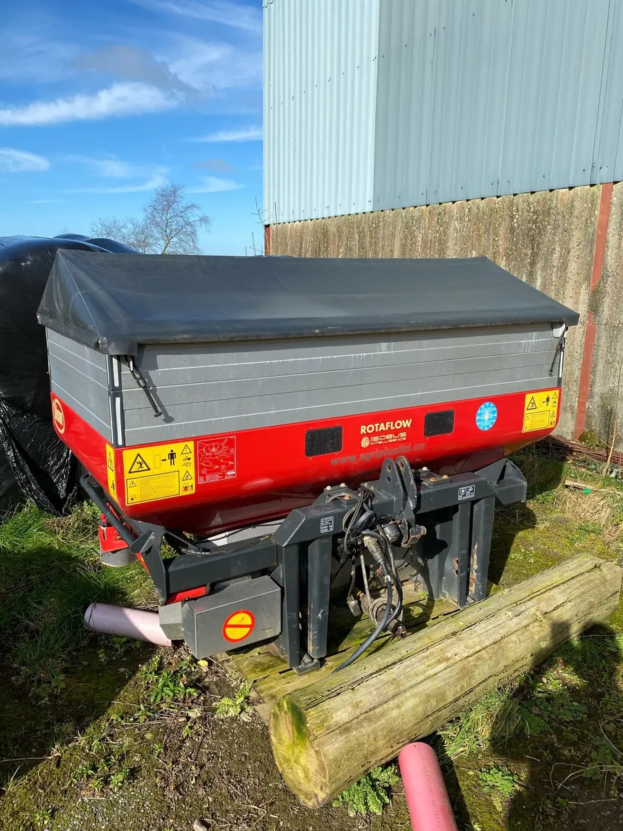 Vicon isobus fertiliser spreader - Image 3