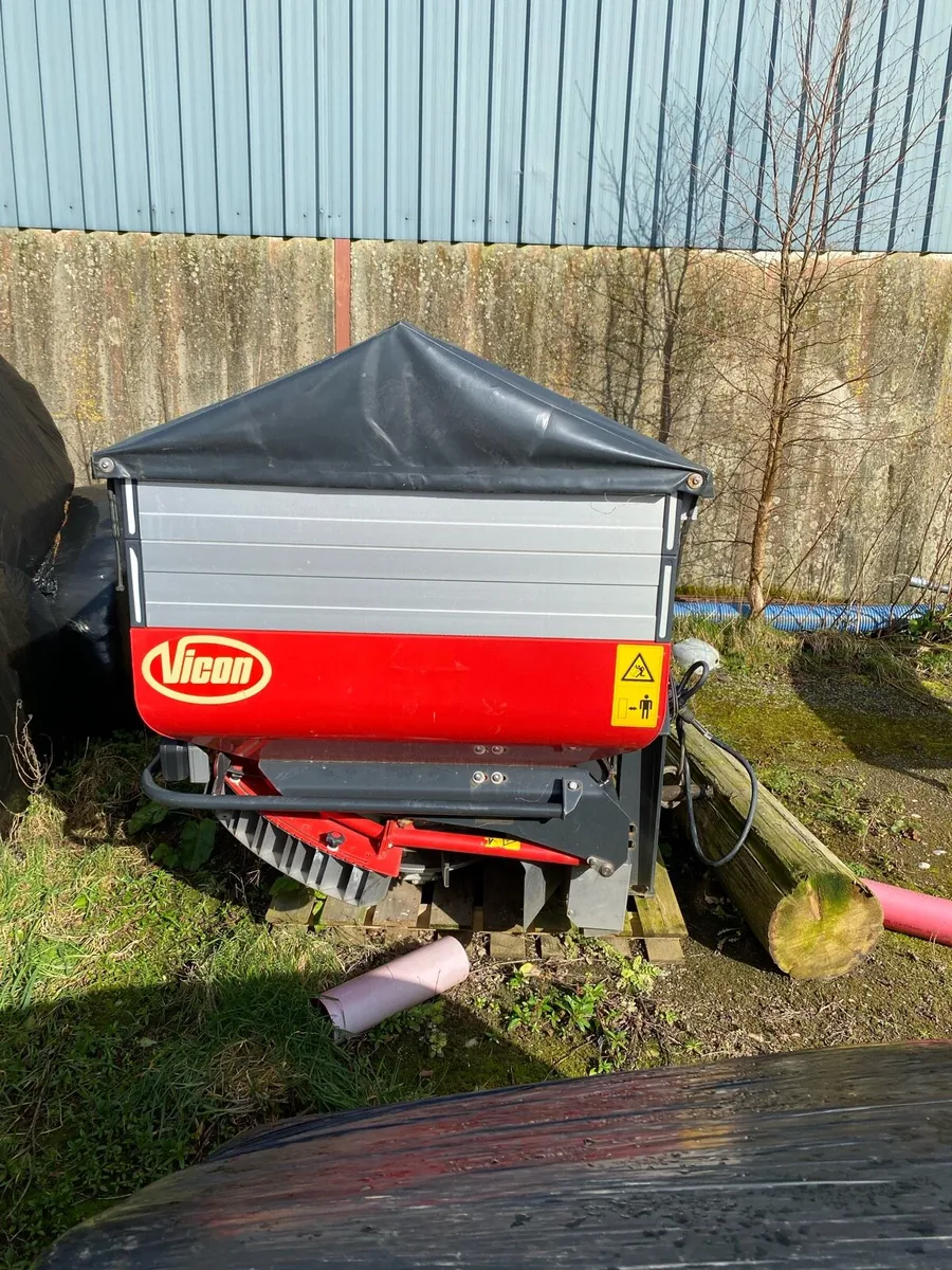 Vicon isobus fertiliser spreader - Image 4