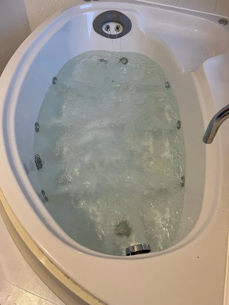 Jacuzzi Corner Bath - Image 2