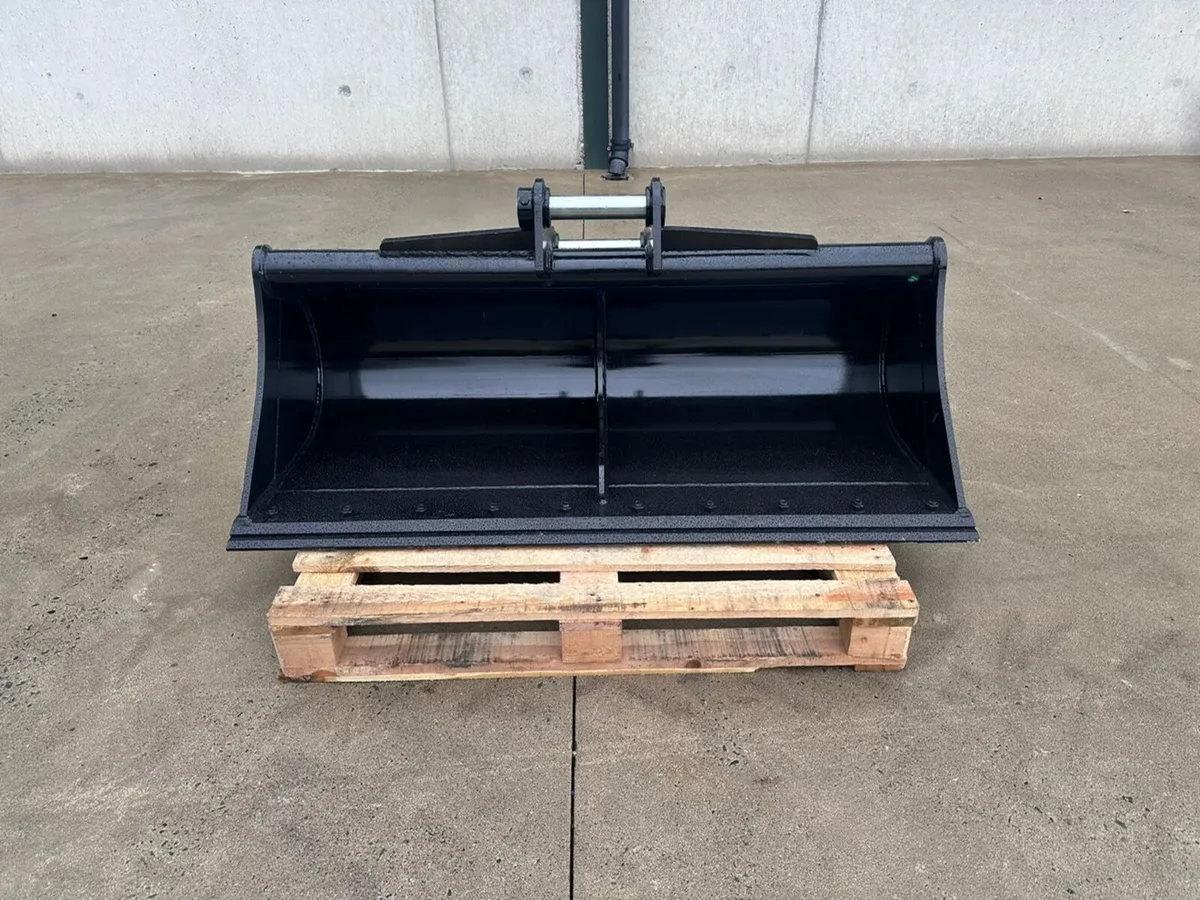 New DCE 8 Ton 60" Grading Bucket, 50mm Pins - Image 2