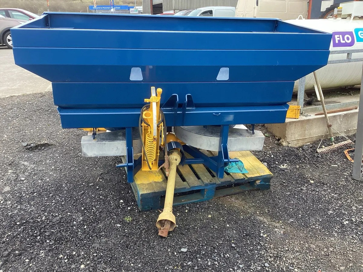 6. FERT SPREADERS  €1000 TO 2000 SEE PICTURES - Image 1