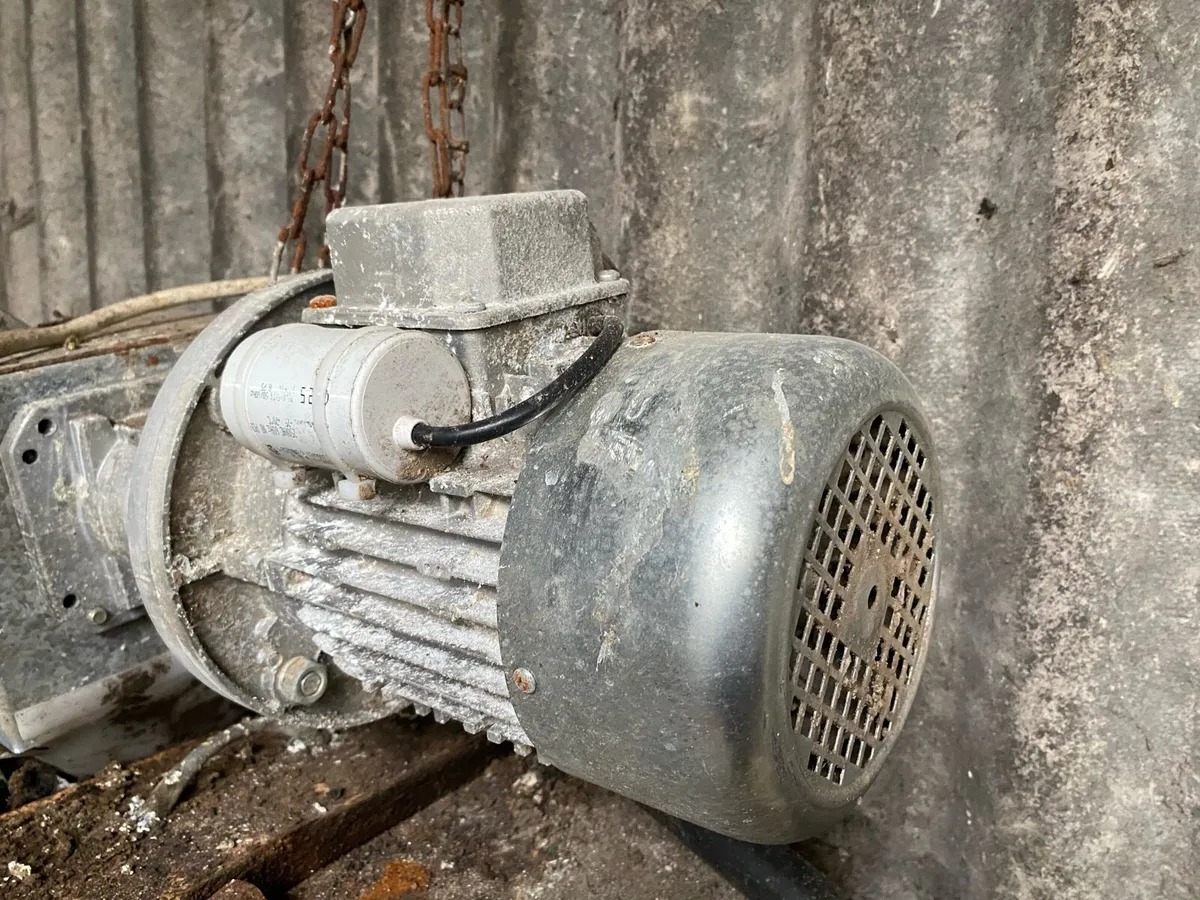 8 tonne meal bin, complete with auger system - Image 3