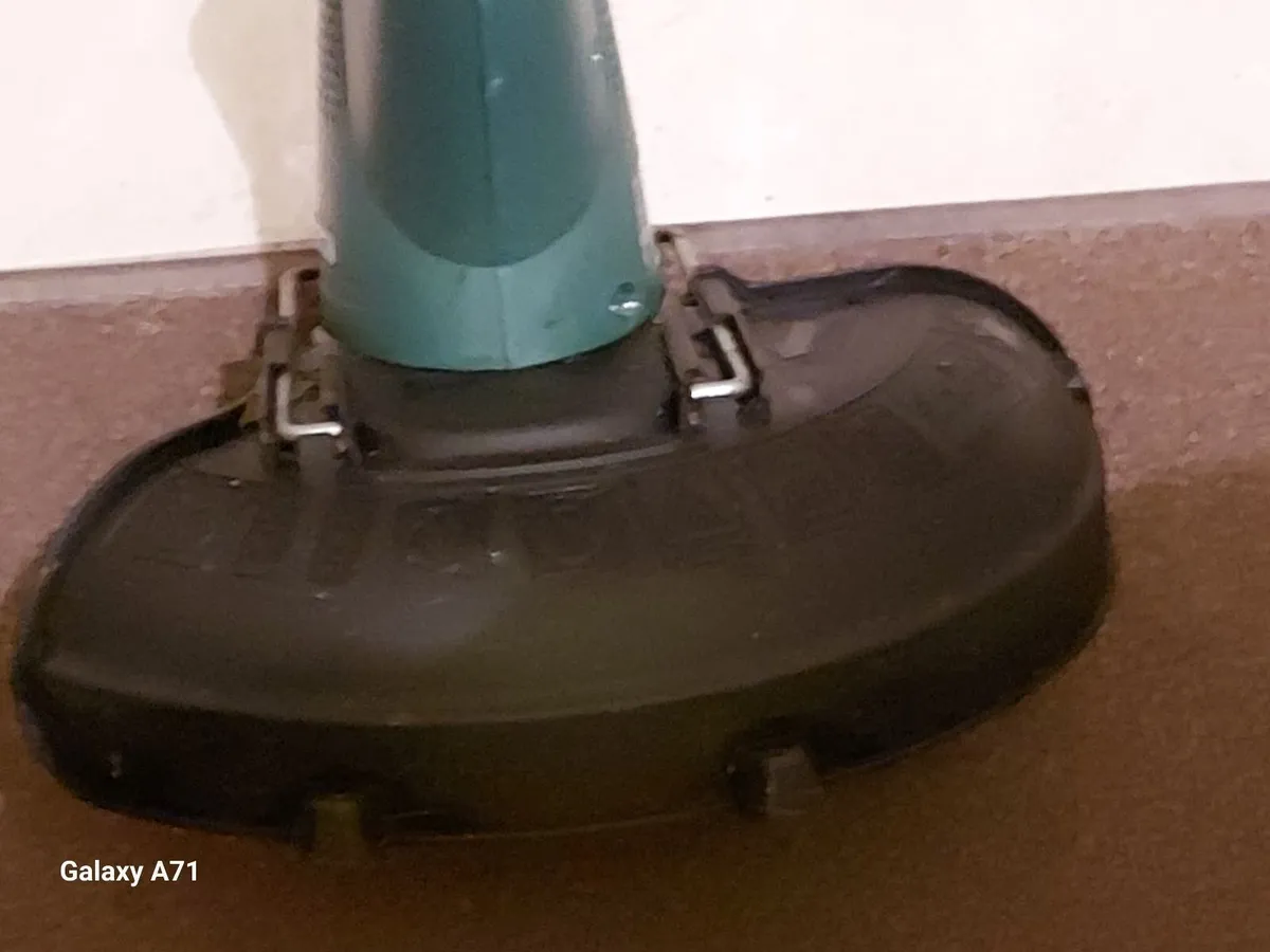 Bosch Easy 23cm Garden Strimmer, great condition - Image 3