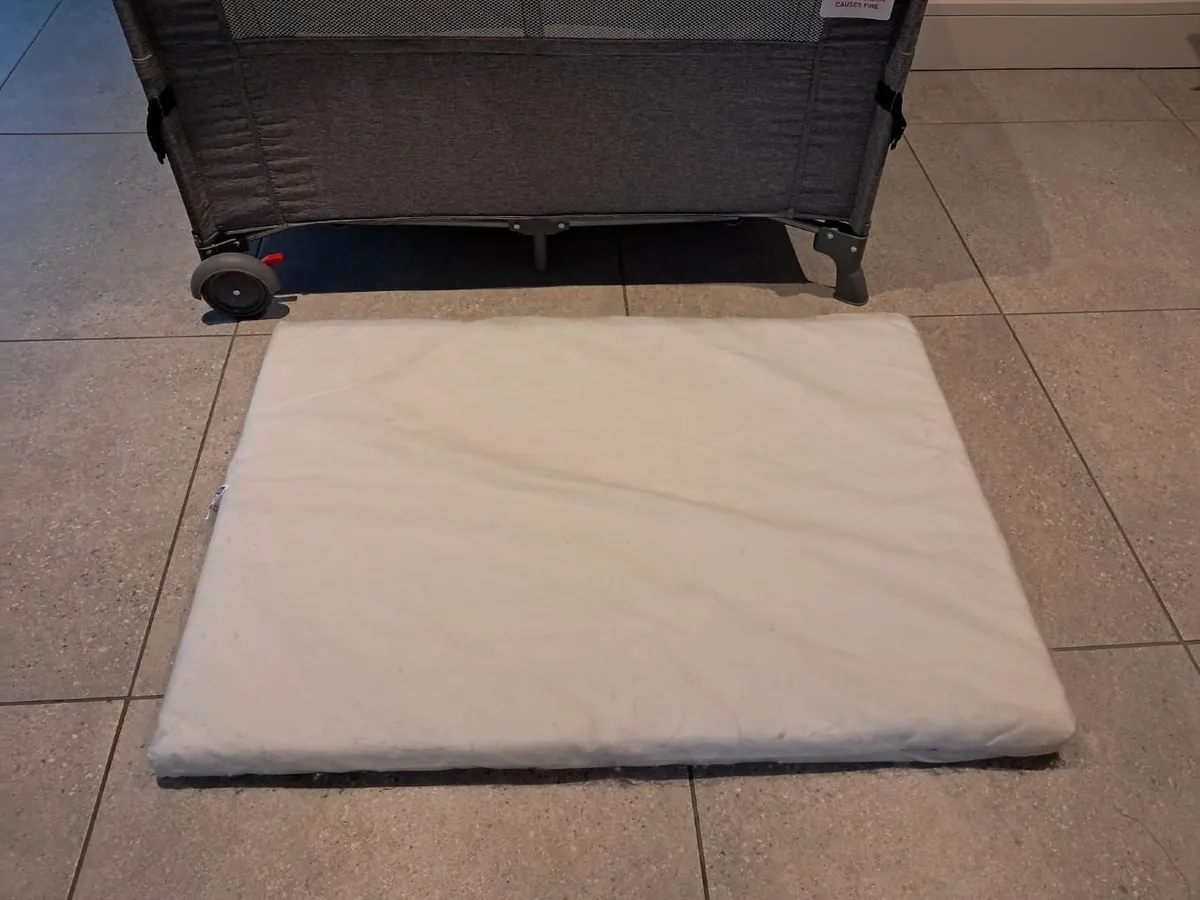 Travel cot - Image 1