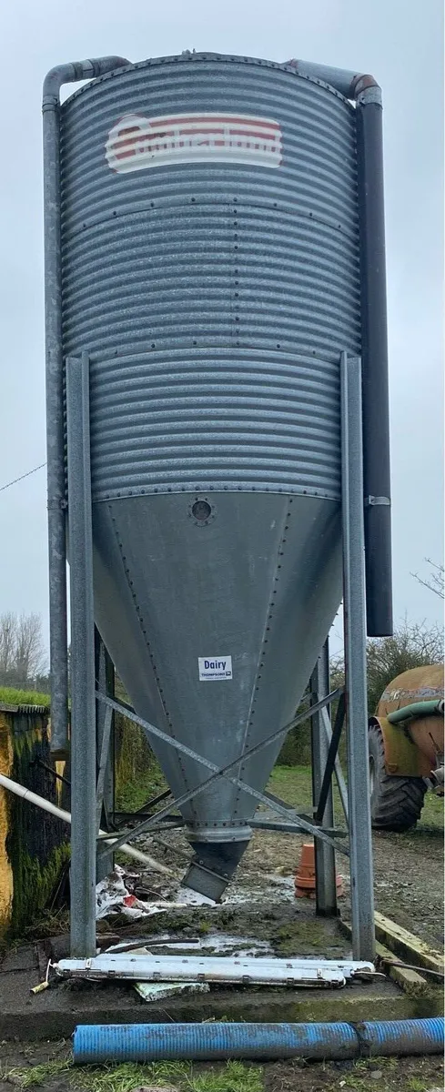 8 tonne meal bin, complete with auger system - Image 1