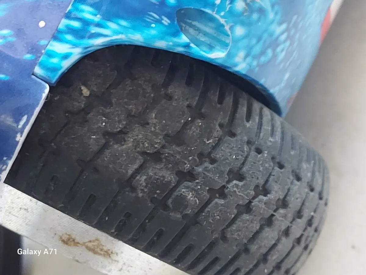 Hoverboard, No charger, Has some charge, powers on - Image 4