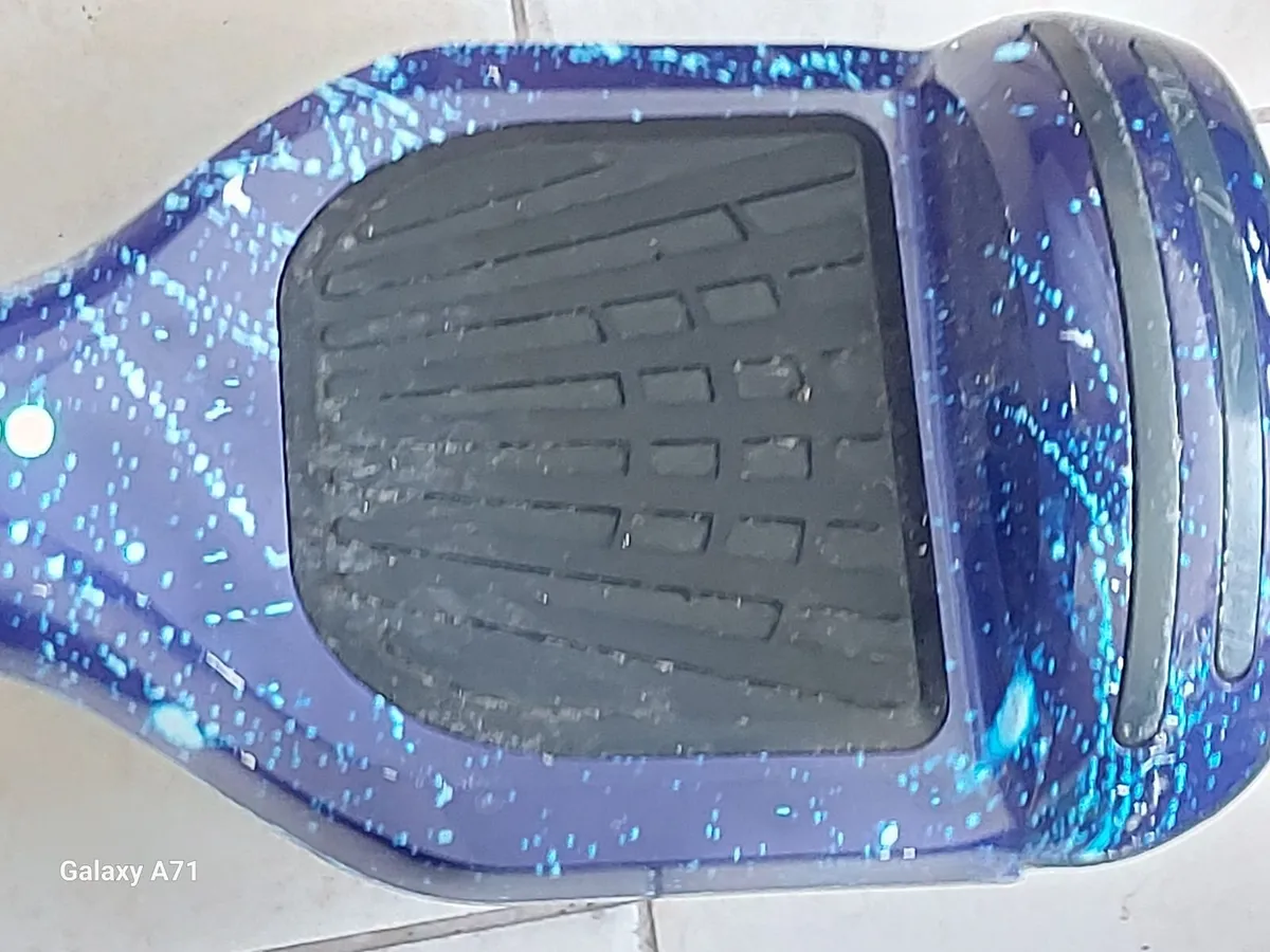 Hoverboard with Bluetooth, has charge on it, - Image 3