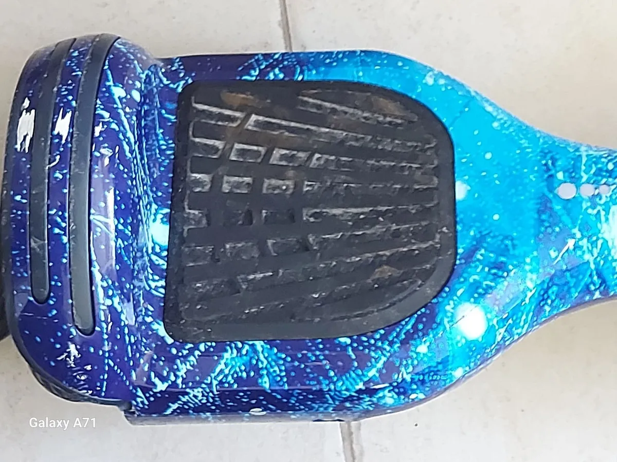 Hoverboard with Bluetooth, has charge on it, - Image 4