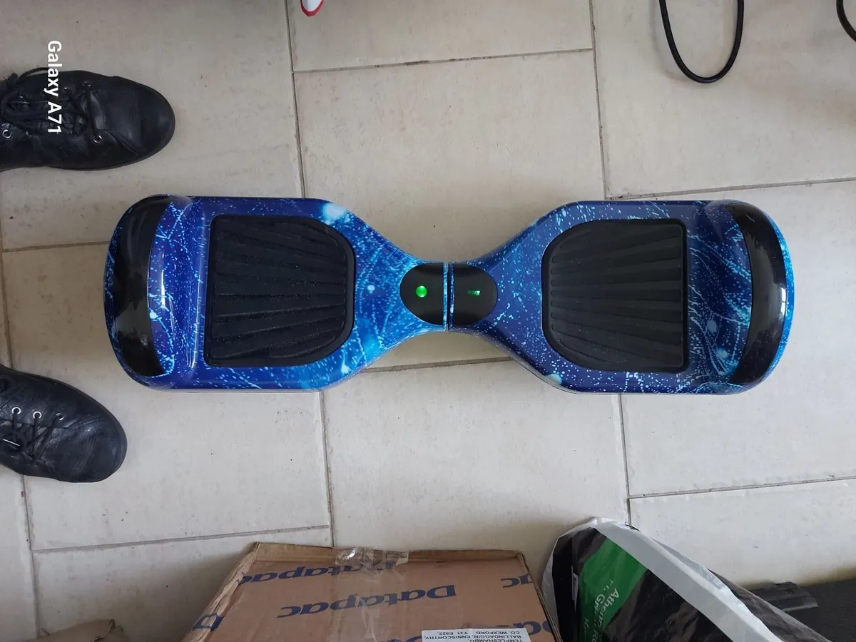 Hoverboard, No charger, Has some charge, powers on - Image 1