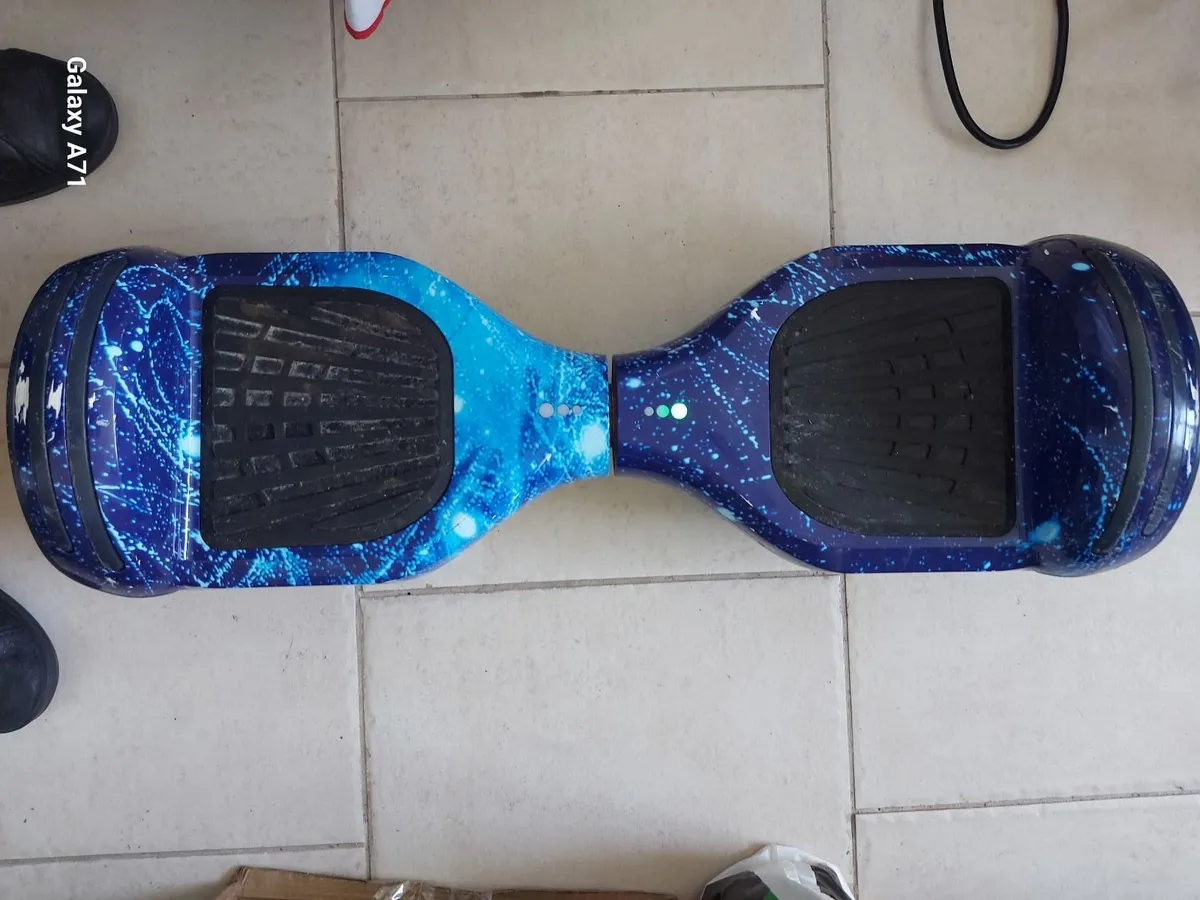 Hoverboard with Bluetooth, has charge on it, - Image 1