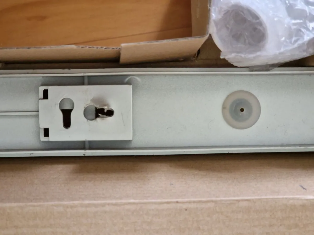 BRAND NEW IN BOX 5 Bulb Bar Light - Image 4