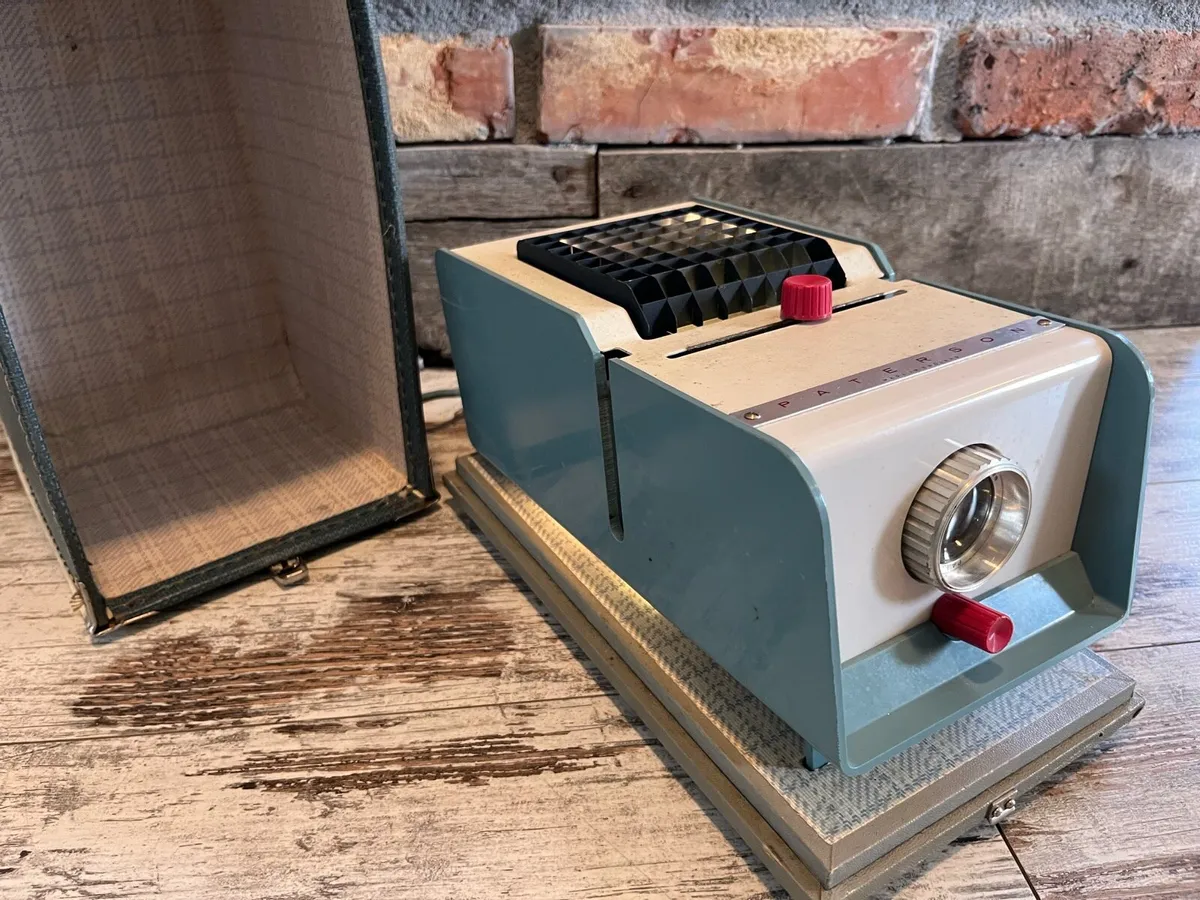 Vintage slide projector - Image 1