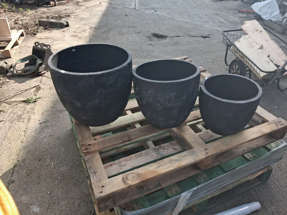 Job lot large ceramic terracotta pots - Image 3