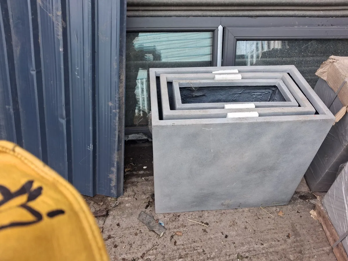 Job lot large ceramic terracotta pots - Image 1